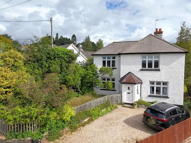 Middlehill Road, Colehill, BH21, photo 1