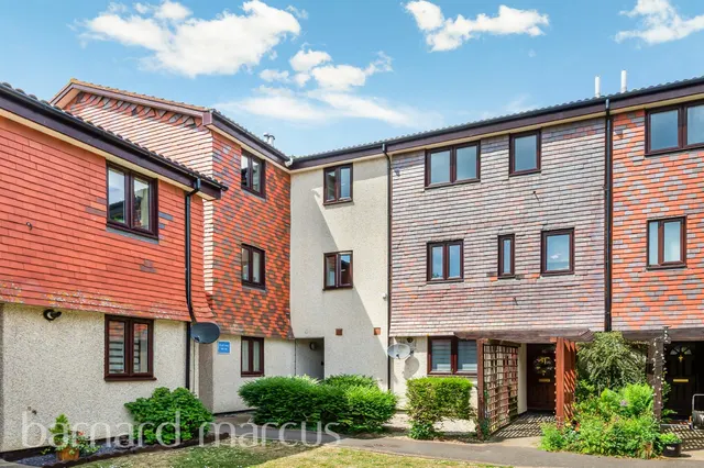 Coniston Close, London, photo 1