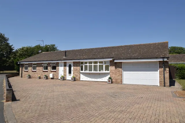 Burns Crescent, Bicester, photo 1