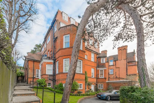 London, NW3, photo 1