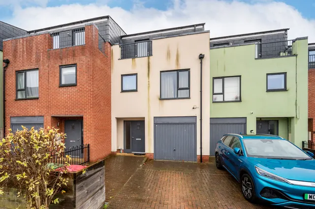 Photo 3 — 17 Finefield Walk, Slough