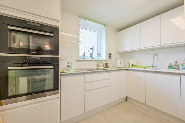 Photo 3 — 21 Burr Close, London
