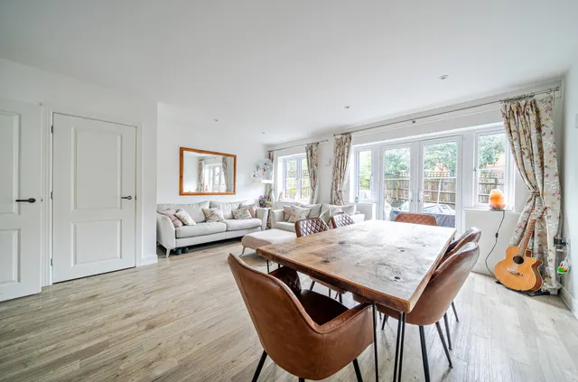 Photo 2 — Billingshurst, RH14 9XE