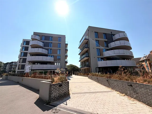 Farnborough Road, Farnborough, GU14, photo 1