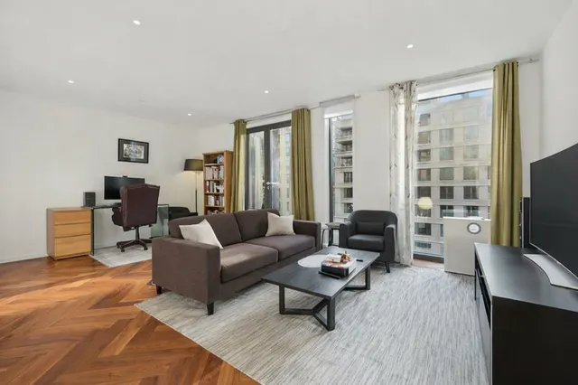 Embassy Gardens, SW11, photo 1