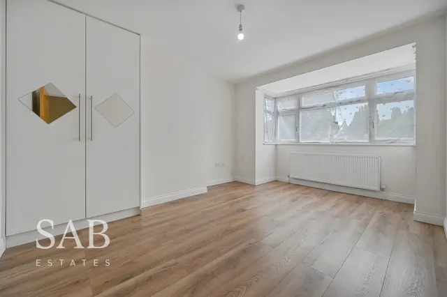 Portland Crescent, Greenford, UB6, photo 2