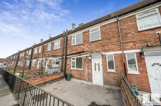 Kingshill Avenue, Hayes, UB4 8BY, photo 1