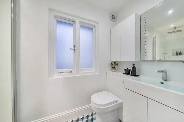 Photo 2 — Flat F, 104 Lexham Gardens, London