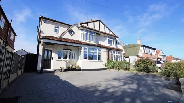 Heath Drive, Theydon Bois, photo 1