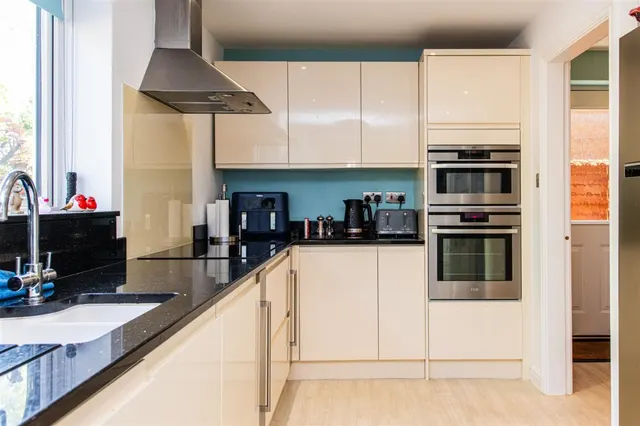 Lexden Close, Wootton, photo 2