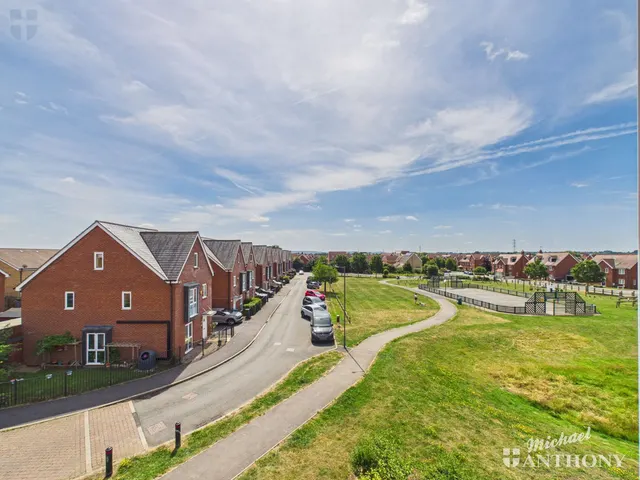 Photo 3 — Grenadier Path, Aylesbury, HP18 0GR