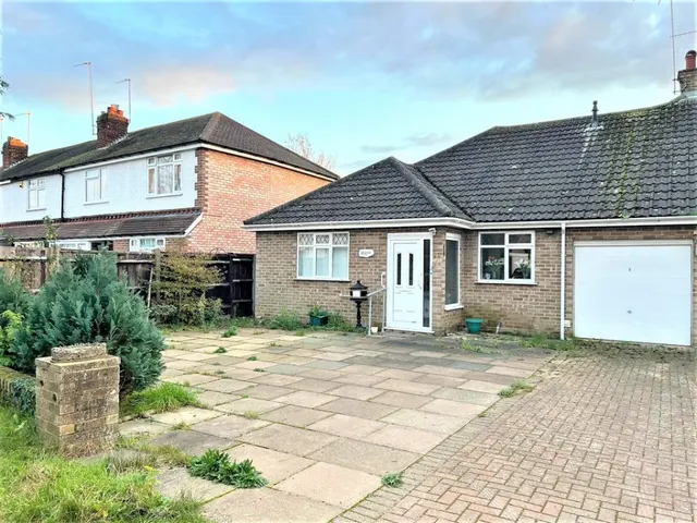 Acacia Road, Staines-upon-Thames, photo 1