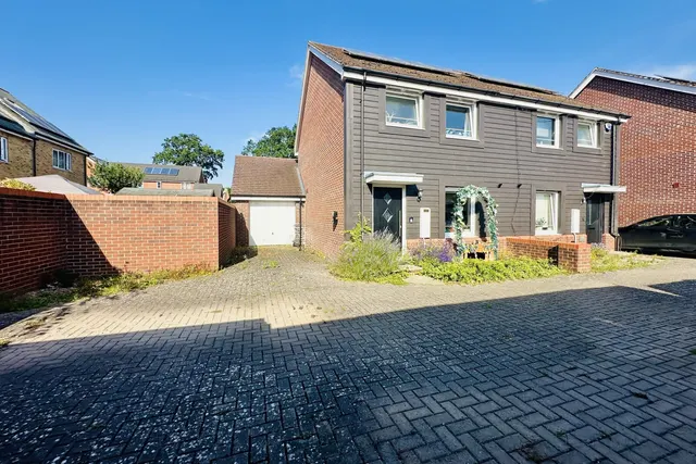 Grant Drive, Church Crookham, Fleet, Hampshire, GU52 8AL, photo 1