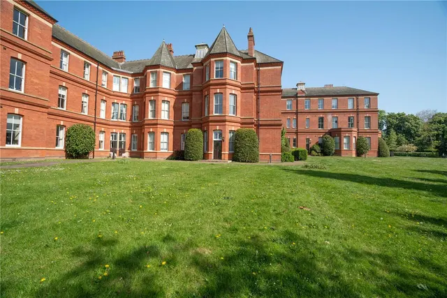 Brandesbury Square, Woodford Green, IG8 8RN, photo 1