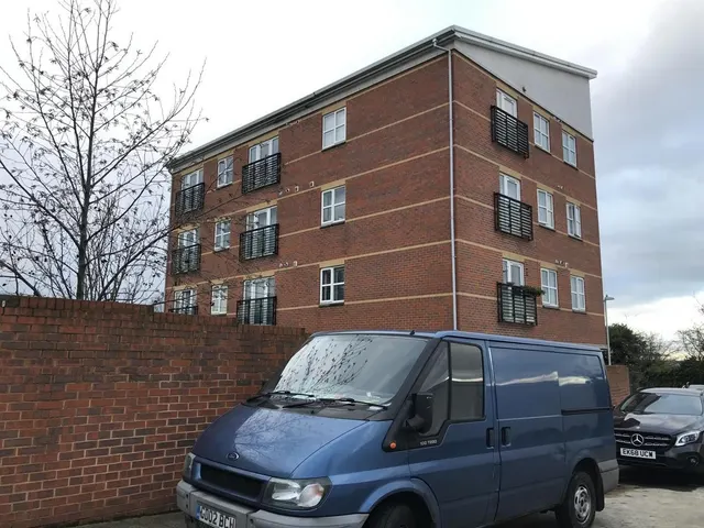 Lawn Road, Northfleet, Kent DA11 9HW, photo 1