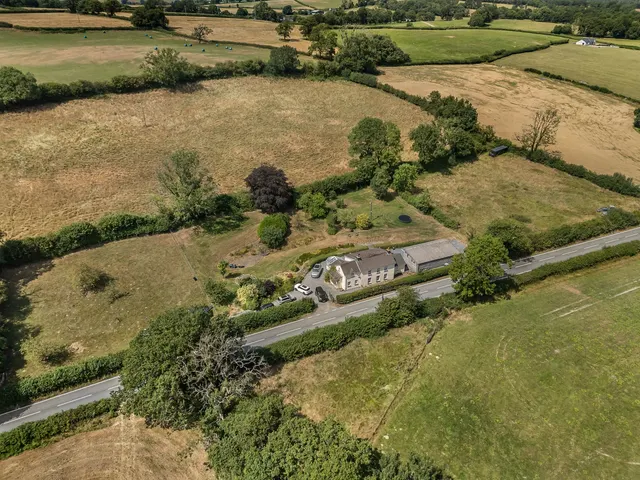 Llangadog, SA19, photo 1