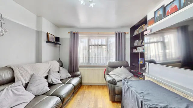 Photo 2 — Hunters Grove, Romford, Collier Row, RM5 2UJ