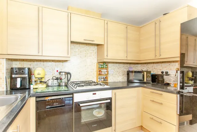 Lancaster Gate, Upper Cambourne, CB23, photo 2