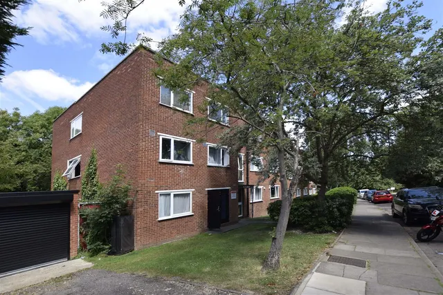 1 bedroom flat, Crown Walk, Wembley, HA9