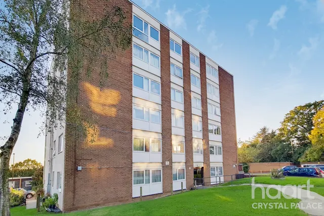 Priory Crescent, London, SE19, photo 1