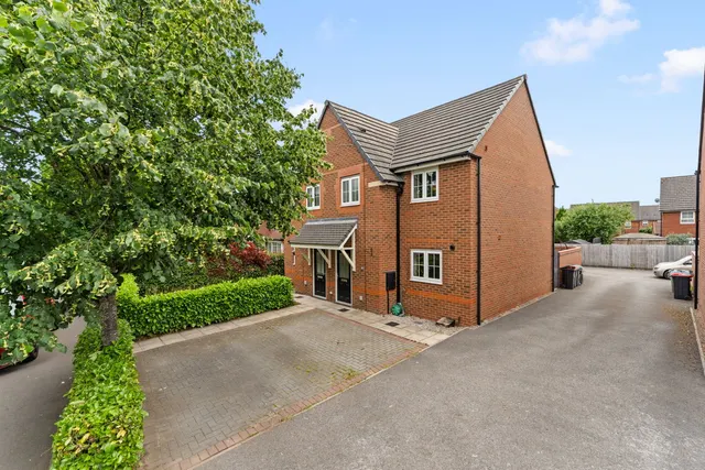 Photo 2 — Winnington Avenue, Northwich, CW8 4EE