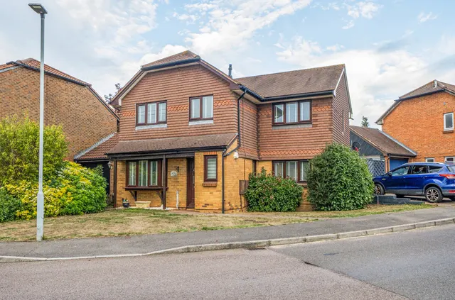 Shakespeare Way, Warfield, RG42, photo 1