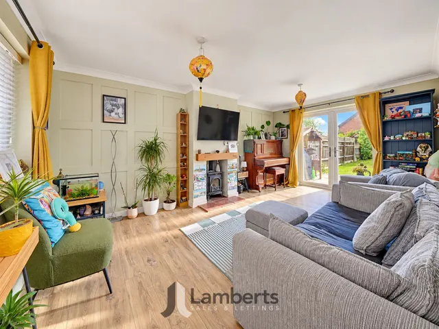 Photo 2 — 16a Watts Road, Studley