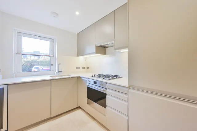 Photo 3 — 28 Pooles Lane, London