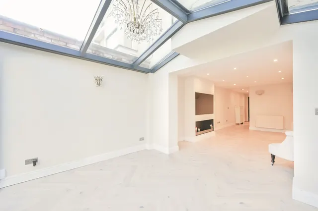 Photo 2 — 28 Pooles Lane, London