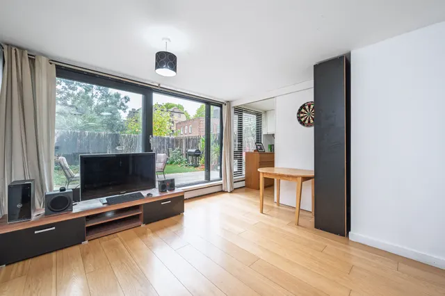 London, NW3, photo 1