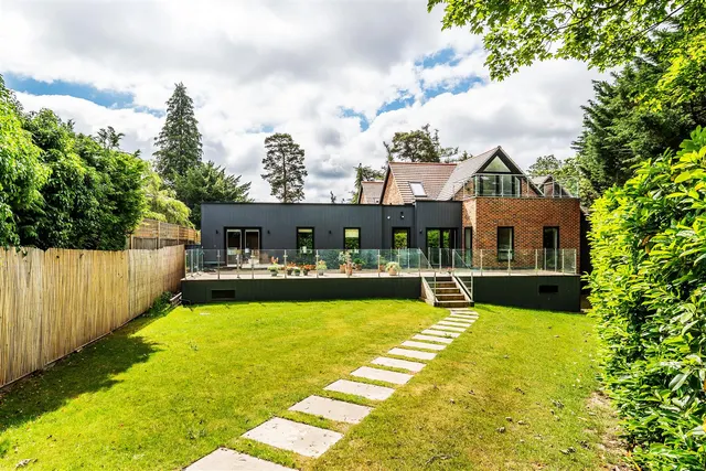 One Parkers Hill, Ashtead, KT21, photo 1