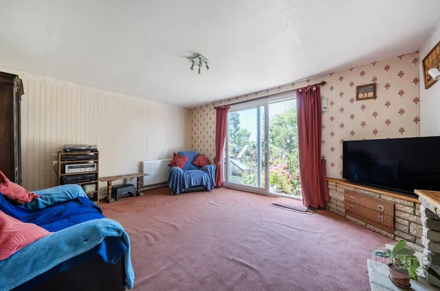 Park Barn Drive, Guildford, GU2, photo 3