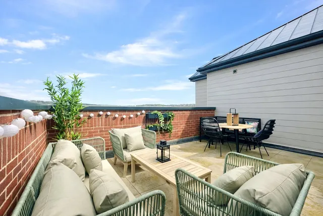 Delightful Riverside Roof Terrace, Balcony & Double Garage, EX31, photo 3