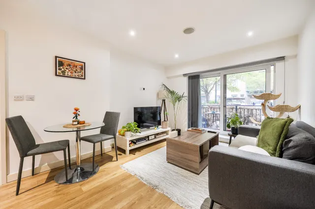 Photo 3 — 1 Emerald House, 2 Commander Avenue, London