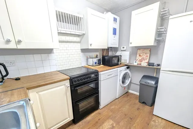 Meadowbank Road, Lightwater, GU18, photo 2