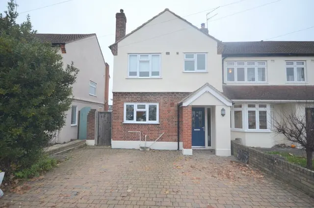 3 bedroom house, Severn Drive, Upminster, RM14