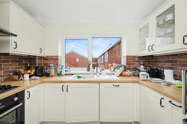 Village Road, Enfield, EN1, photo 2