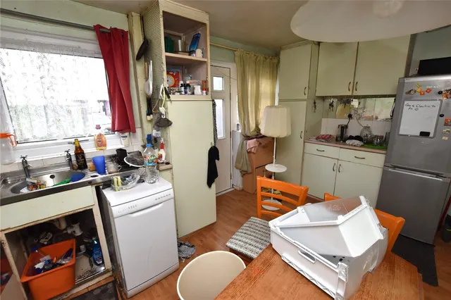 Moor Crescent, Chase, LS11, photo 2