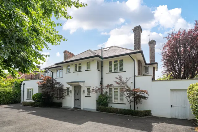 Esher Place Avenue, Esher, KT10, photo 1