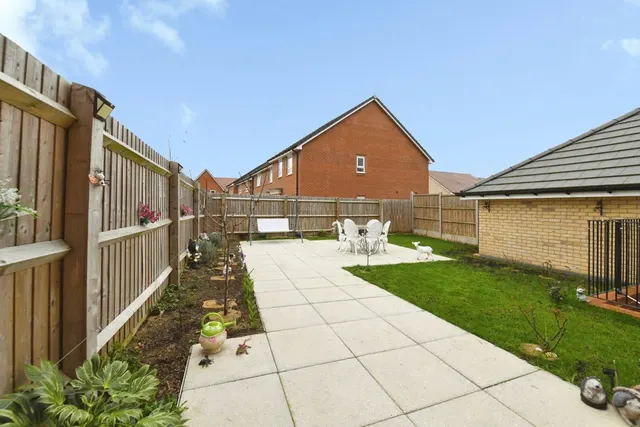 Photo 3 — Eveleigh Gardens, Hullbridge, Hockley, Essex, SS5