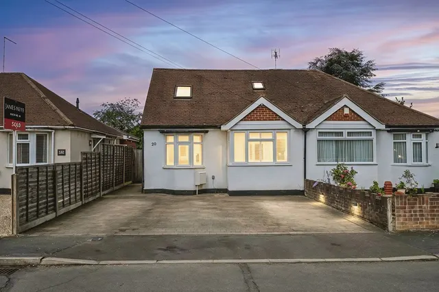 Linden Close, New Haw KT15 3HG, photo 1