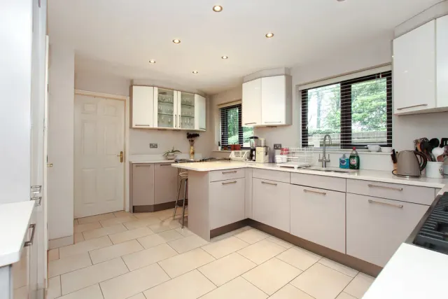 Photo 2 — Caister Close, Hemel Hempstead, Hertfordshire, HP2 4UQ