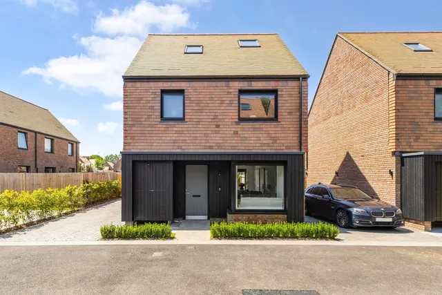 Medland Close Cranleigh GU6, photo 1