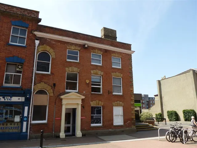 High Street, photo 1