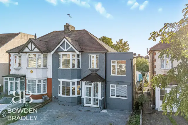Woodford Avenue, Ilford, IG2, photo 1