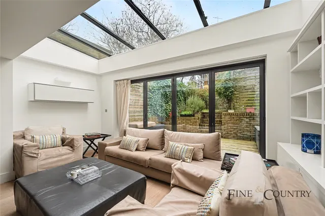 Treetop Mews, London, photo 2