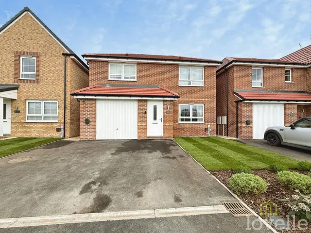 Petunia Way, Witham St. Hughs, LN6, photo 1