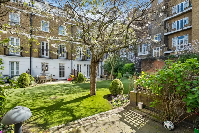 Photo 2 — Devonshire Place, Kensington Green, W8 5UD