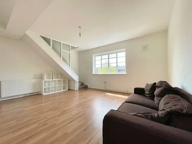 Photo 2 — Hendre Road, London SE1 5NF