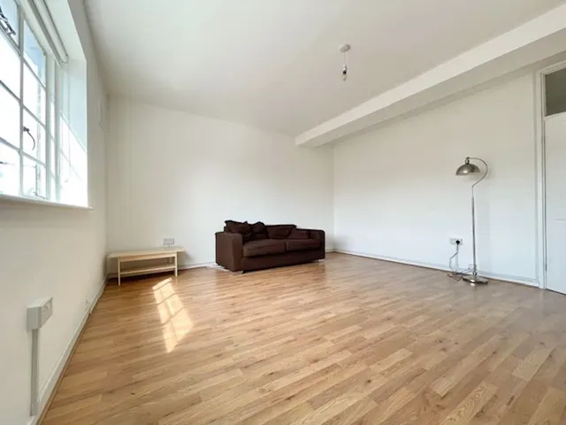 Photo 3 — Hendre Road, London SE1 5NF